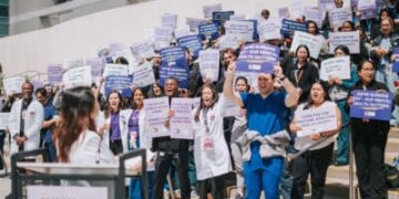 Los médicos en Los Ángeles tienen señales mientras se unen para un contrato sindical