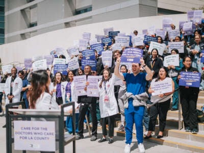 Los médicos en Los Ángeles tienen señales mientras se unen para un contrato sindical