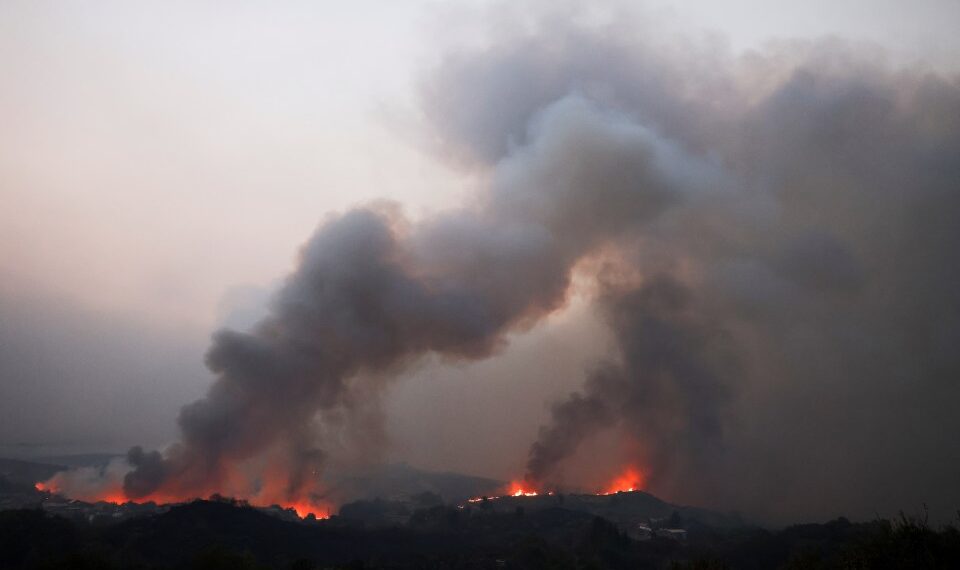 El humo de los incendios forestales hunda sobre un paisaje.