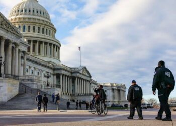 Los lugareños de DC tienen reacciones mixtas a la toma de control de la policía de Trump