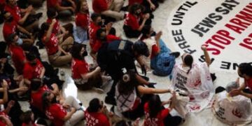 Los manifestantes de la voz judía para la paz protestan la guerra genocida de Israel en Gaza en el edificio de oficinas de Cannon House el 23 de julio de 2024 en Washington, DC