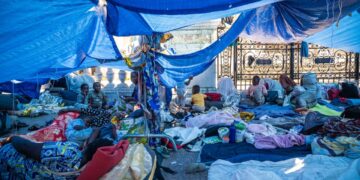 Los migrantes en un campamento improvisado a las afueras del Ayuntamiento de París esperan viviendas de emergencia.