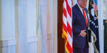 El presidente Donald Trump llega para firmar una orden ejecutiva en la sala este de la Casa Blanca el 5 de febrero de 2025, en Washington, DC