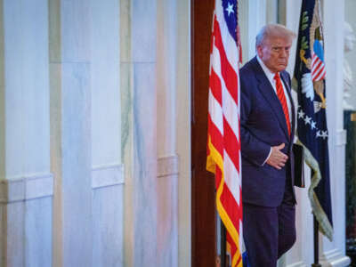 El presidente Donald Trump llega para firmar una orden ejecutiva en la sala este de la Casa Blanca el 5 de febrero de 2025, en Washington, DC