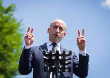 El subdirector de gabinete de la Casa Blanca, Stephen Miller, habla con los periodistas después de una entrevista televisiva en el West Wing Wingway el 30 de mayo de 2025 en la Casa Blanca en Washington.