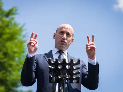 El subdirector de gabinete de la Casa Blanca, Stephen Miller, habla con los periodistas después de una entrevista televisiva en el West Wing Wingway el 30 de mayo de 2025 en la Casa Blanca en Washington.