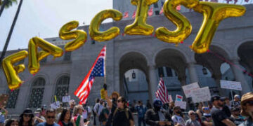 Miles de personas se reúnen en el Día de No Kings para protestar contra Trump, su administración y actividades de hielo en Los Ángeles, California, el 14 de junio de 2025.