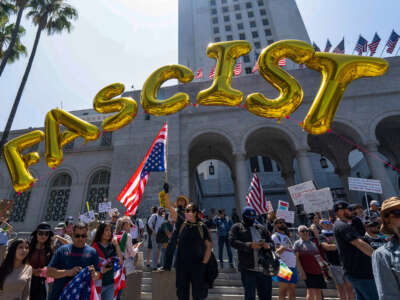 Miles de personas se reúnen en el Día de No Kings para protestar contra Trump, su administración y actividades de hielo en Los Ángeles, California, el 14 de junio de 2025.