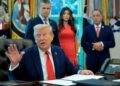 El presidente de los Estados Unidos, Donald Trump, habla mientras firma una serie de órdenes ejecutivas en la Oficina Oval de la Casa Blanca el 25 de agosto de 2025 en Washington, DC