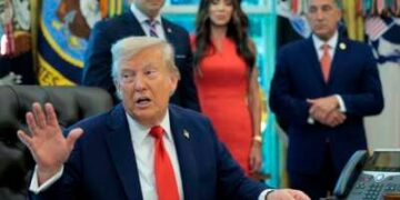 El presidente de los Estados Unidos, Donald Trump, habla mientras firma una serie de órdenes ejecutivas en la Oficina Oval de la Casa Blanca el 25 de agosto de 2025 en Washington, DC