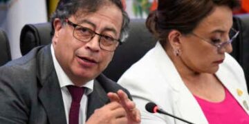 El presidente de Colombia, Gustavo Petro (L) habla junto al presidente de Honduras, Xiomara Castro, durante la cumbre Celac en Buccament Bay, Saint Vincent y las Granadas, el 1 de marzo de 2024.