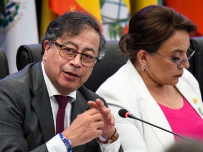 El presidente de Colombia, Gustavo Petro (L) habla junto al presidente de Honduras, Xiomara Castro, durante la cumbre Celac en Buccament Bay, Saint Vincent y las Granadas, el 1 de marzo de 2024.