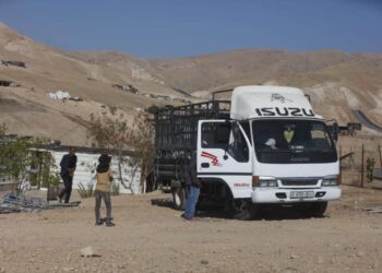 Los residentes se preparan para evacuar el pueblo en marzo.