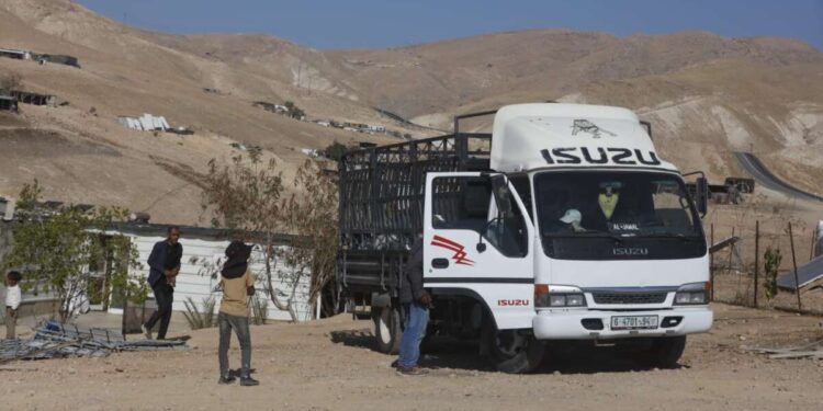 Los residentes se preparan para evacuar el pueblo en marzo.