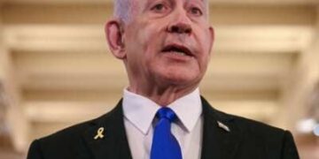 El primer ministro israelí Benjamin Netanyahu habla con la prensa después de reunirse con el presidente de los Estados Unidos de la Cámara de Mike Johnson en el Capitolio de los Estados Unidos en Washington, DC, el 8 de julio de 2025.