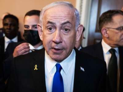 El primer ministro israelí, Benjamin Netanyahu, habla con periodistas antes de una reunión bipartidista con líderes del Senado en el Capitolio de los Estados Unidos el miércoles 9 de julio de 2025.