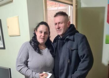 Foto de una mujer embarazada y un hombre.