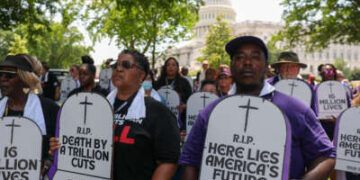 Los trabajadores de la atención con la Unión Internacional de Empleados del Servicio (SEIU) participan en una protesta del cementerio vivo para denunciar el impacto a los pacientes, las familias y los trabajadores si los republicanos reducen Medicaid, la atención médica y el ritmo para pagar los recortes de impuestos para los ricos, en el Capitolio de los Estados Unidos el 23 de junio de 2025, en Washington, DCC, DCC, DCC, en Washington.