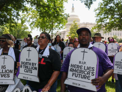 Los trabajadores de la atención con la Unión Internacional de Empleados del Servicio (SEIU) participan en una protesta del cementerio vivo para denunciar el impacto a los pacientes, las familias y los trabajadores si los republicanos reducen Medicaid, la atención médica y el ritmo para pagar los recortes de impuestos para los ricos, en el Capitolio de los Estados Unidos el 23 de junio de 2025, en Washington, DCC, DCC, DCC, en Washington.