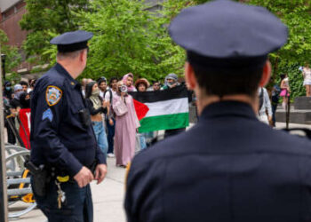 Los estudiantes pro-palestinos y otros se reúnen fuera de Baruch College en Manhattan para protestar por la postura de la escuela sobre Israel el 9 de mayo de 2024 en la ciudad de Nueva York.