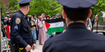 Los estudiantes pro-palestinos y otros se reúnen fuera de Baruch College en Manhattan para protestar por la postura de la escuela sobre Israel el 9 de mayo de 2024 en la ciudad de Nueva York.