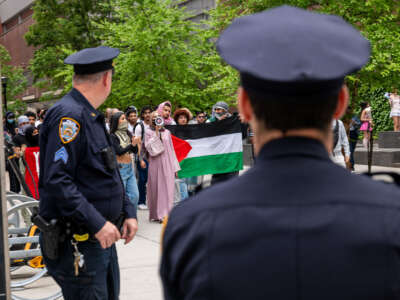 Los estudiantes pro-palestinos y otros se reúnen fuera de Baruch College en Manhattan para protestar por la postura de la escuela sobre Israel el 9 de mayo de 2024 en la ciudad de Nueva York.
