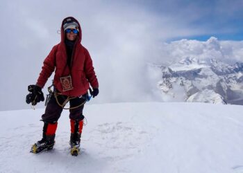 Montaña en un pico nevado.