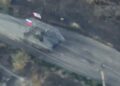 Vista aérea de un portador de personal blindado M113 capturado M113 con banderas rusas y estadounidenses.
