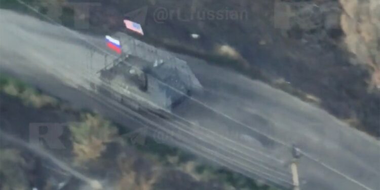 Vista aérea de un portador de personal blindado M113 capturado M113 con banderas rusas y estadounidenses.
