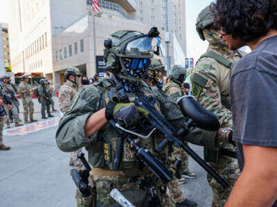 Un ser humano confronta a un agente uniformado y armado de los Estados Unidos