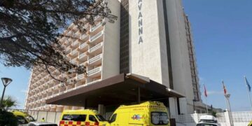 Ambulancias fuera del Hotel Izan Cavanna.