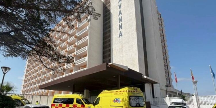 Ambulancias fuera del Hotel Izan Cavanna.
