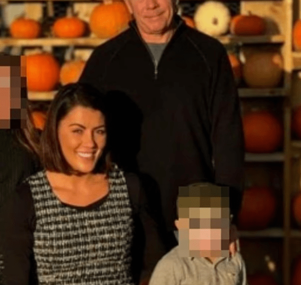 Retrato familiar frente a las calabazas.