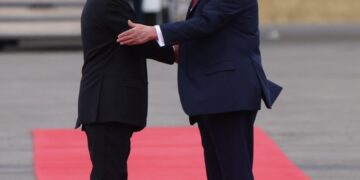 Anchorage, Alaska - 15 de agosto: (Rusia fuera) El presidente de los Estados Unidos, Donald Trump, y el presidente ruso Vladimir Putin se reúnen para su cumbre sobre la guerra en Ucrania, en la Base Aérea de EE. UU. El 15 de agosto de 2025, en Anchorage, Alaska, Estados Unidos. Putin está teniendo un viaje de un día a Alaska. (Foto por contribuyente/Getty Images)