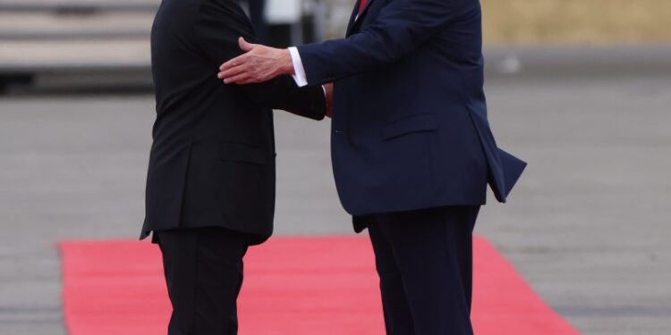 Anchorage, Alaska - 15 de agosto: (Rusia fuera) El presidente de los Estados Unidos, Donald Trump, y el presidente ruso Vladimir Putin se reúnen para su cumbre sobre la guerra en Ucrania, en la Base Aérea de EE. UU. El 15 de agosto de 2025, en Anchorage, Alaska, Estados Unidos. Putin está teniendo un viaje de un día a Alaska. (Foto por contribuyente/Getty Images)