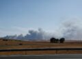 Fumar desde un incendio forestal cerca de la playa de Bolonia en Tarifa, España.