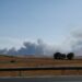 Fumar desde un incendio forestal cerca de la playa de Bolonia en Tarifa, España.