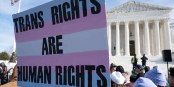 Cientos se encuentran fuera de la Corte Suprema de los Estados Unidos en Washington, DC, el 4 de diciembre de 2024.