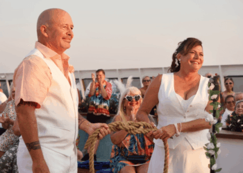 Pareja intercambiando votos en una ceremonia de boda al aire libre.