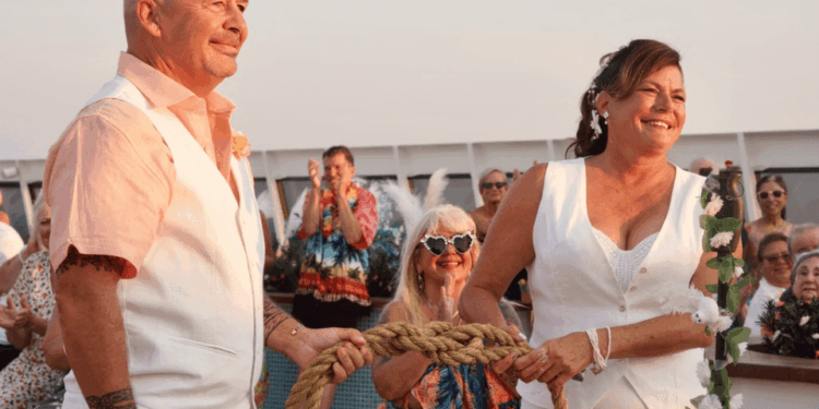 Pareja intercambiando votos en una ceremonia de boda al aire libre.