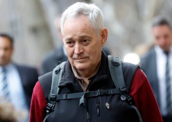 Primer plano de un hombre con el cabello cisno.