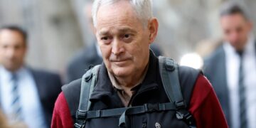 Primer plano de un hombre con el cabello cisno.