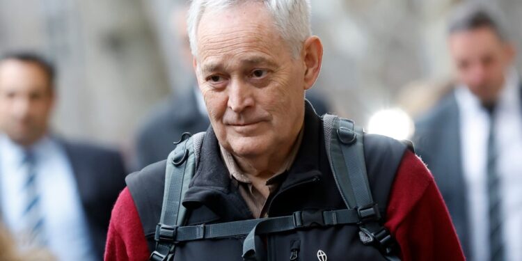 Primer plano de un hombre con el cabello cisno.