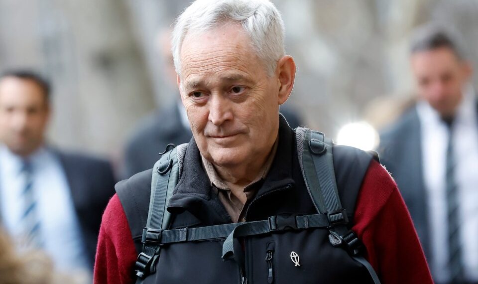 Primer plano de un hombre con el cabello cisno.