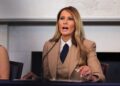 Melania Trump hablando en una mesa redonda.