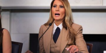 Melania Trump hablando en una mesa redonda.