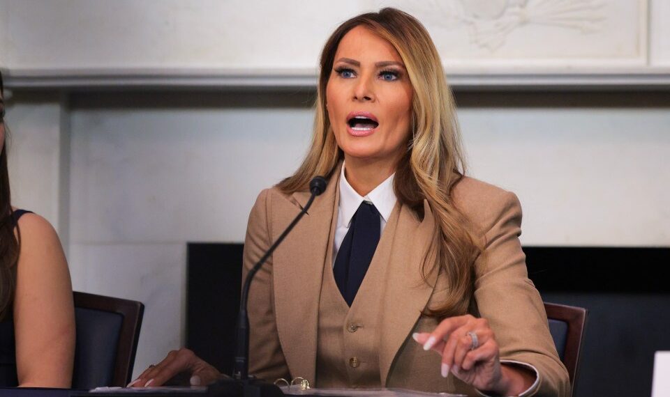 Melania Trump hablando en una mesa redonda.