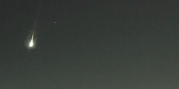 Meteorito rayando el cielo nocturno.