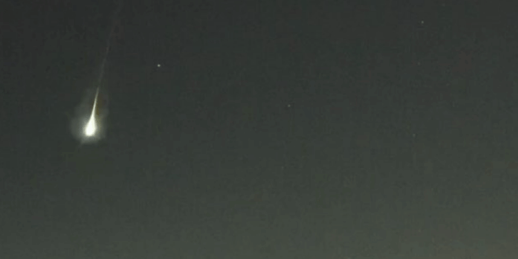 Meteorito rayando el cielo nocturno.