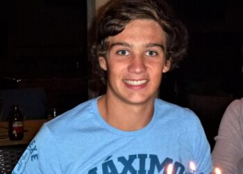 Foto de un adolescente sonriente.